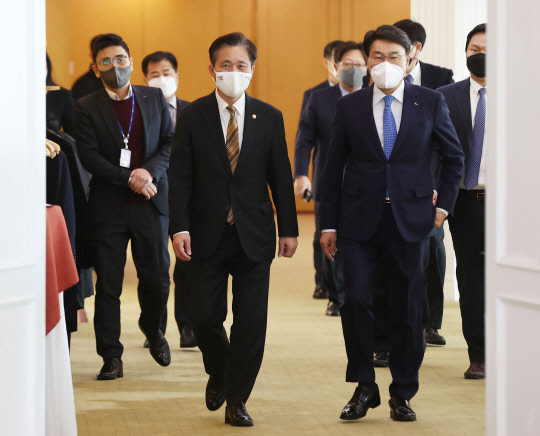 성윤모 산업통상자원부 장관(왼쪽)이 2일 오후 서울 강남구 포스코센터에서 열린 제1차 그린철강위원회에서 최정우 한국철강협회 회장과 함께 입장하고 있다. 연합뉴스